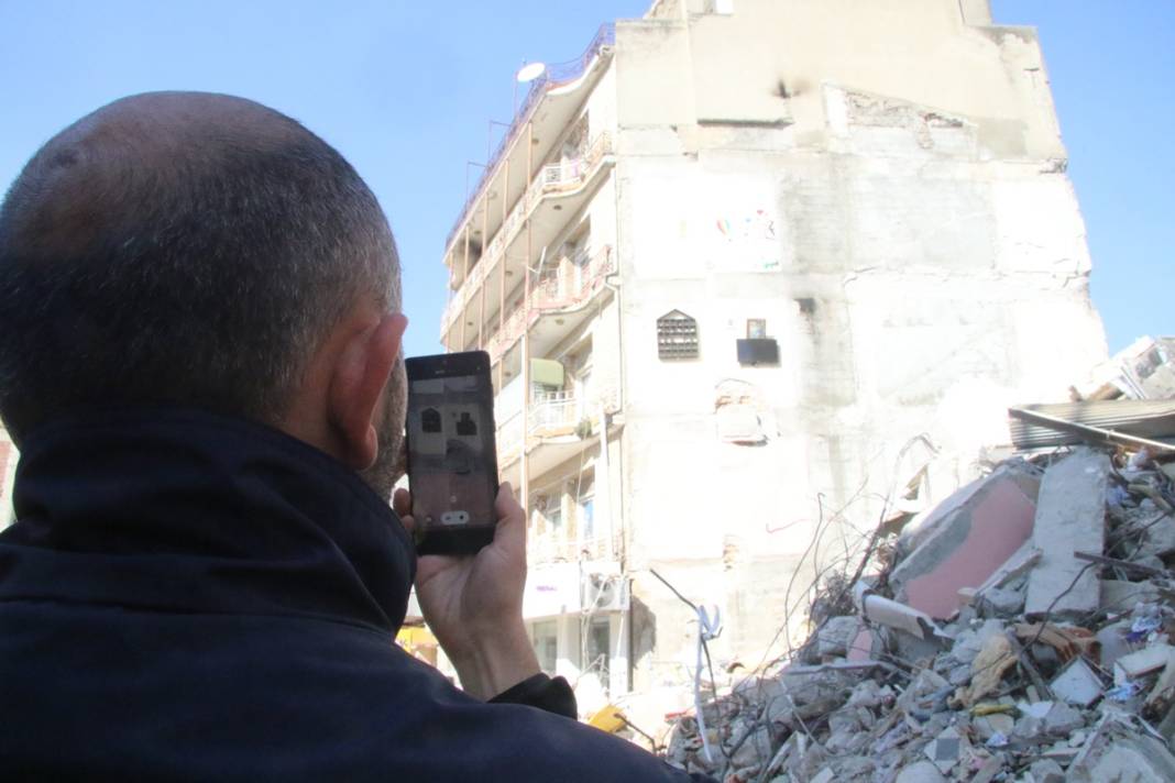 Depremin ardından Hatay'da ilginç görüntü! Duvarda asılı kaldılar... 10